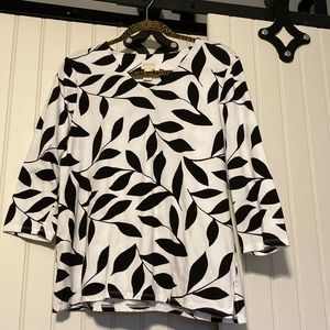 Chico’s soft stretchy top. Size 1. 25” long, 20” pit. Stunning black and white.